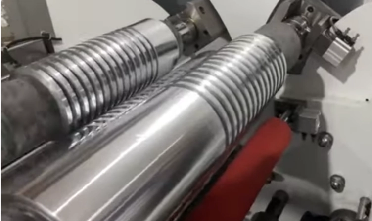 Wysokoprecyzyjna maszyna do cięcia wzdłużnego folii aluminiowej/miedzianej na elektrody akumulatorów litowych
